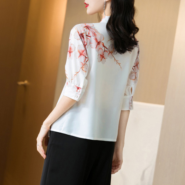 Стилна дамска риза с флорални мотиви и шпиц деколте