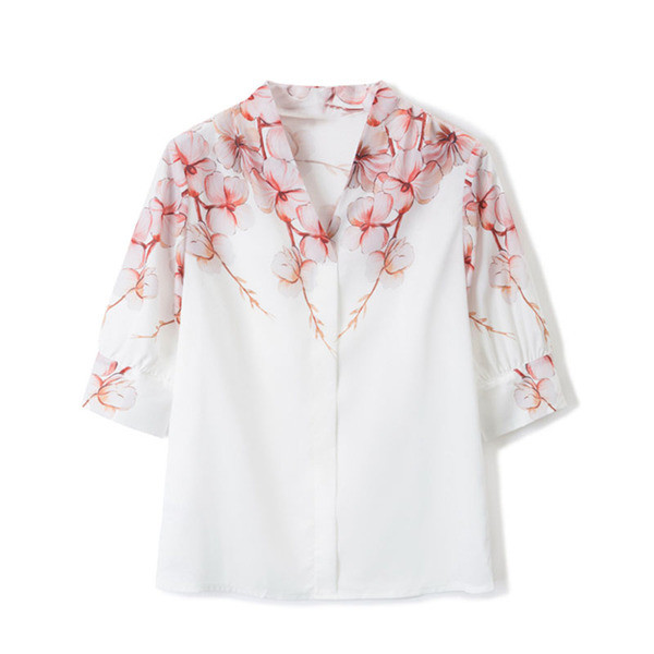 Стилна дамска риза с флорални мотиви и шпиц деколте