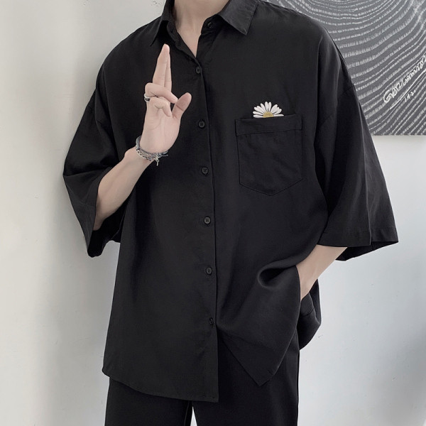 Široka muška košulja s džepom i vezom