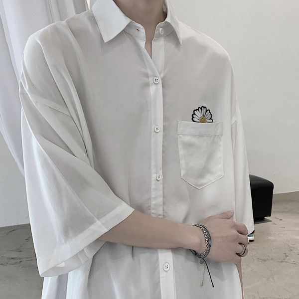 Široka muška košulja s džepom i vezom