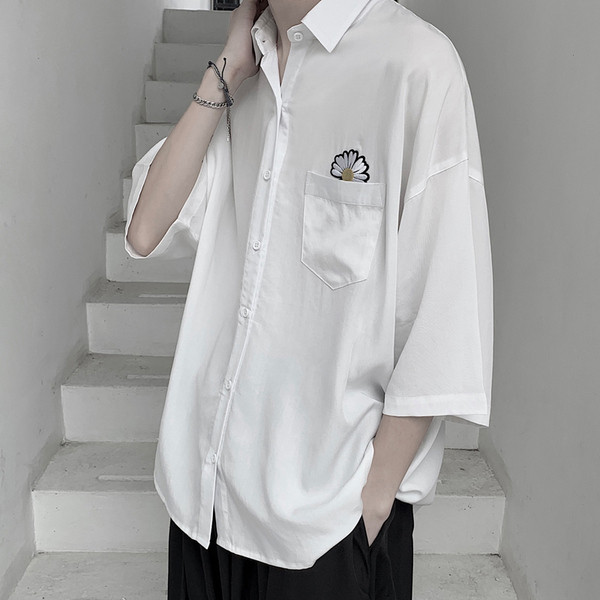 Široka muška košulja s džepom i vezom