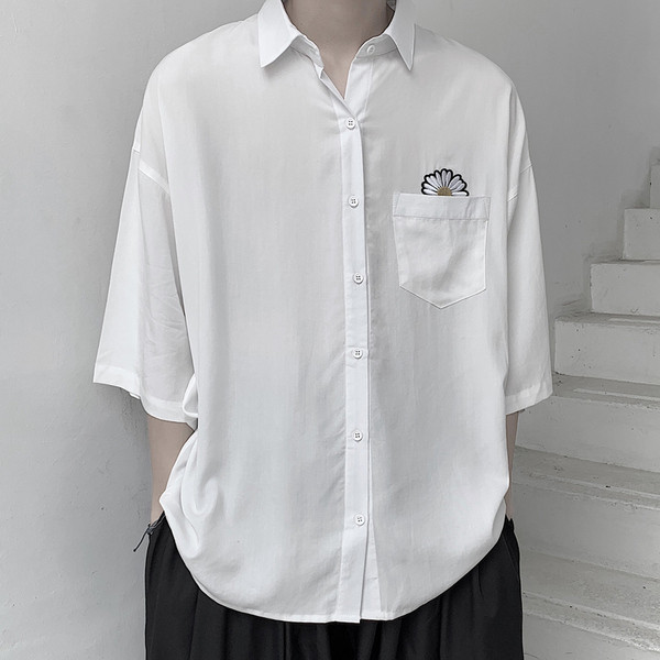 Široka muška košulja s džepom i vezom