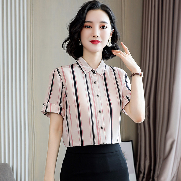 Раирана дамска риза с класическа яка и къси ръкави