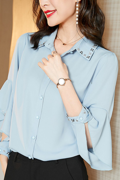Aktuelna ženska košulja sa dugmadima i klasičnom kragnom
