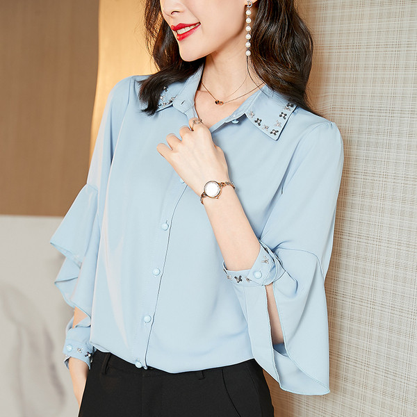 Aktuelna ženska košulja sa dugmadima i klasičnom kragnom