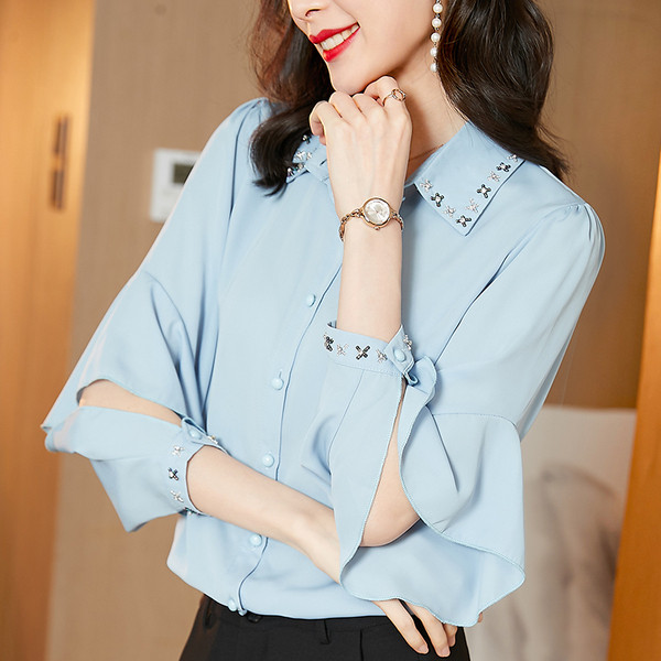 Aktuelna ženska košulja sa dugmadima i klasičnom kragnom