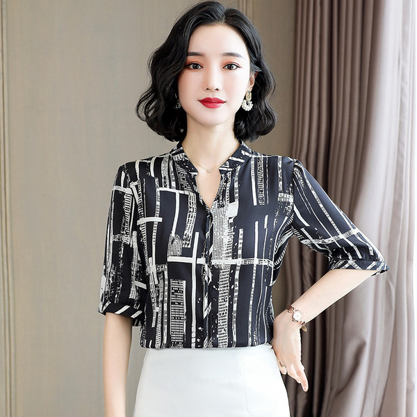 Актуална дамска риза с 3/4 ръкав и V-образно деколте