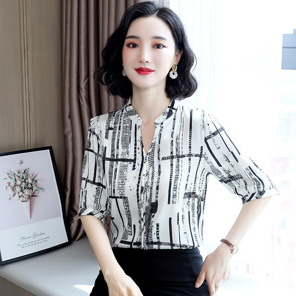 Актуална дамска риза с 3/4 ръкав и V-образно деколте