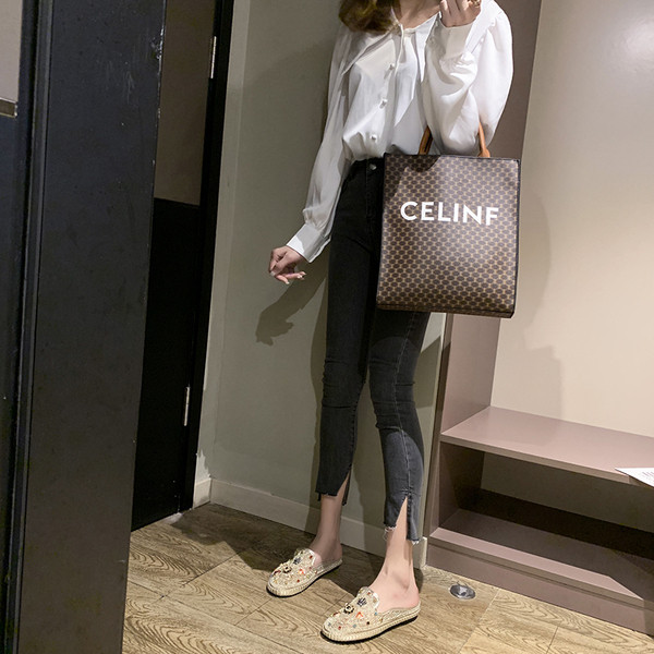 Дамски ежедневни обувки с  равна подметка и метални елементи 