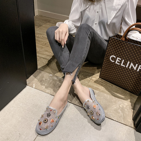 Дамски ежедневни обувки с  равна подметка и метални елементи 