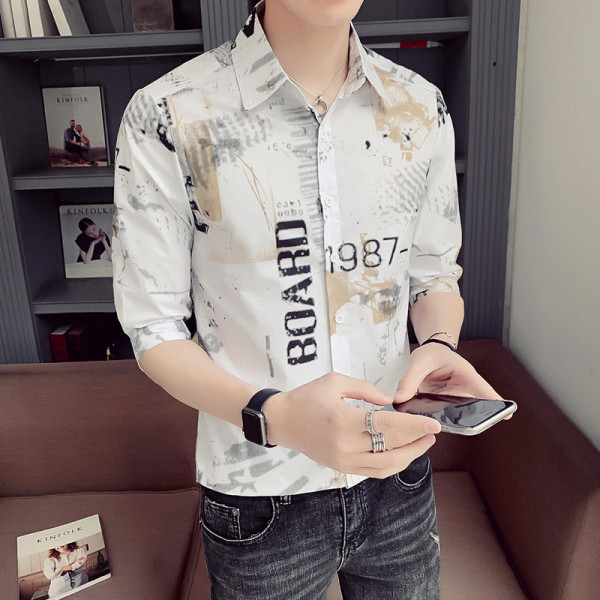 Moderna muška košulja s klasičnim ovratnikom, 3/4 rukavima i natpisima