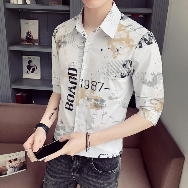 Moderna muška košulja s klasičnim ovratnikom, 3/4 rukavima i natpisima