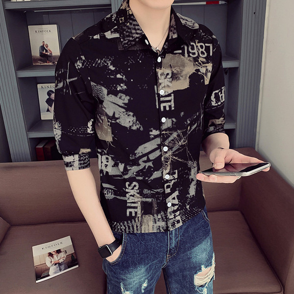 Moderna muška košulja s klasičnim ovratnikom, 3/4 rukavima i natpisima