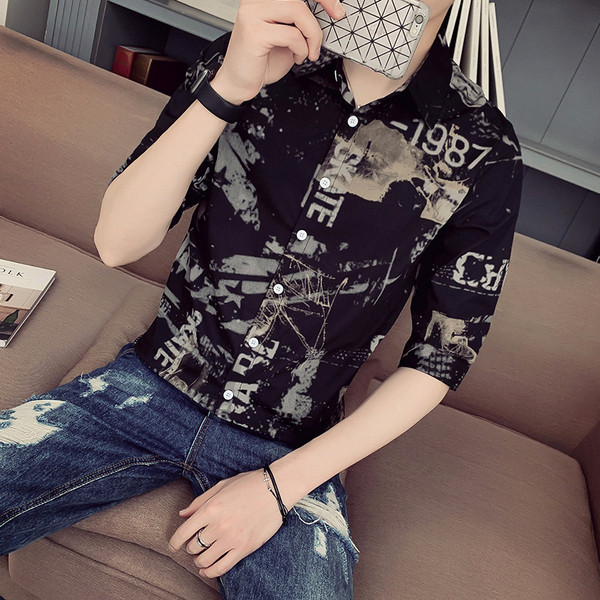 Moderna muška košulja s klasičnim ovratnikom, 3/4 rukavima i natpisima