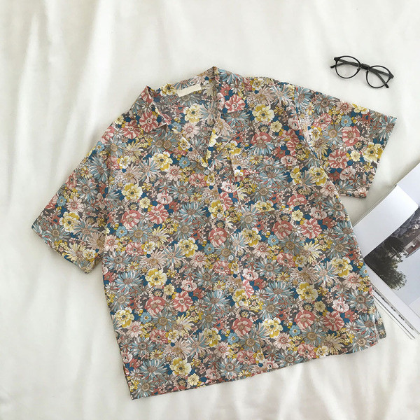 Модерна дамска риза с флорални мотиви и къси ръкави