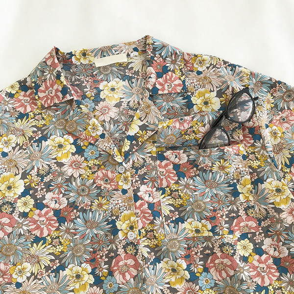 Модерна дамска риза с флорални мотиви и къси ръкави