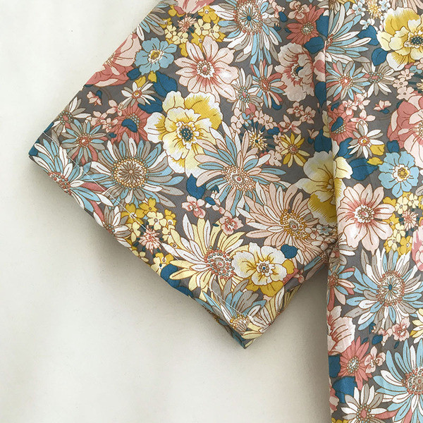 Модерна дамска риза с флорални мотиви и къси ръкави