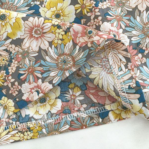 Модерна дамска риза с флорални мотиви и къси ръкави