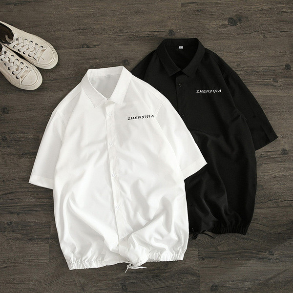 Ежедневна мъжка риза с класическа яка, къс ръкав и надпис