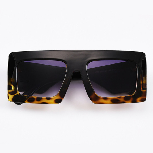 Модерни дамски слънчеви очила в квадратна форма