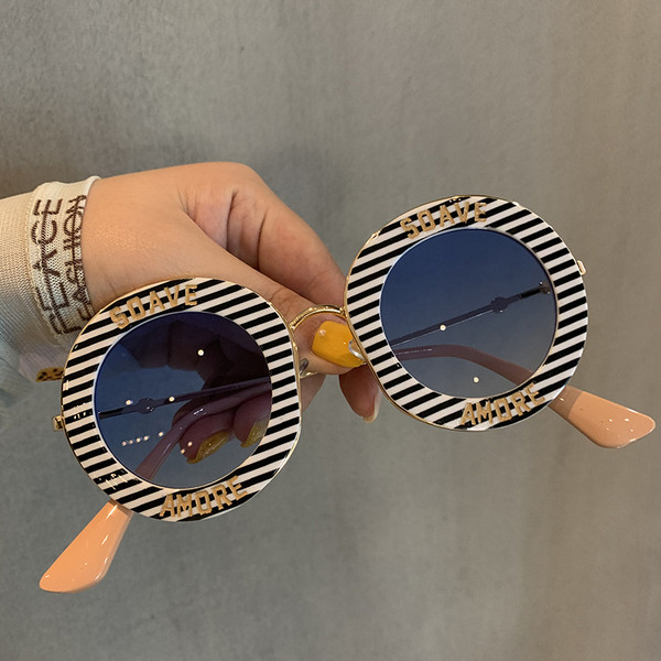 Стилни дамски слънчеви очила в кръгла форма и надписи