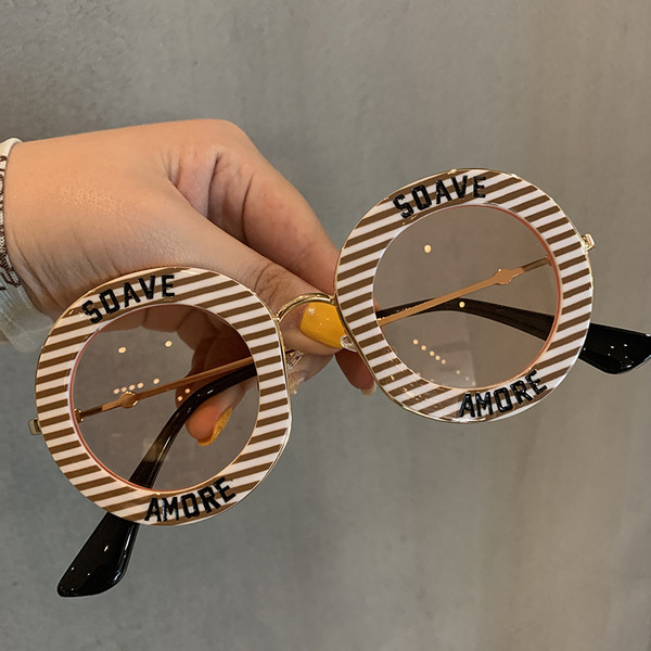 Стилни дамски слънчеви очила в кръгла форма и надписи