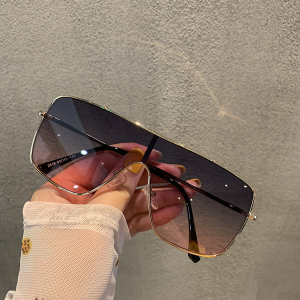 Елегантни дамски слънчеви очила 