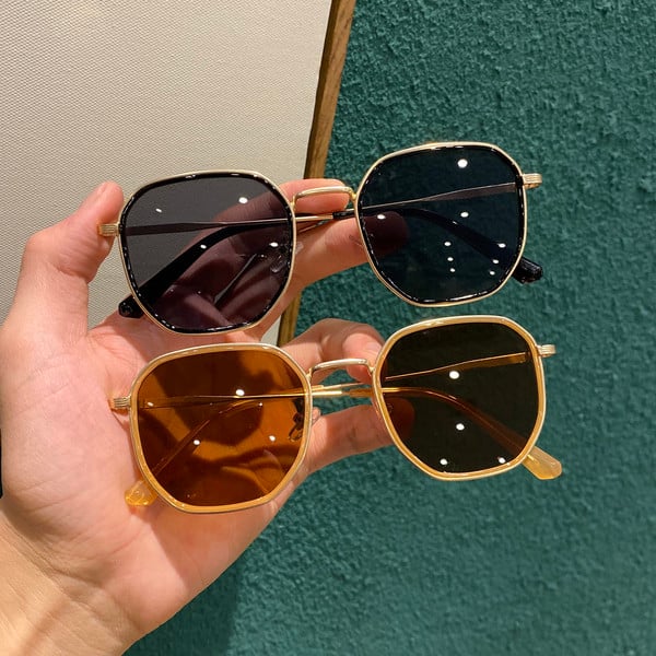 Elegantne ženske sunčane naočale kvadratnog oblika
