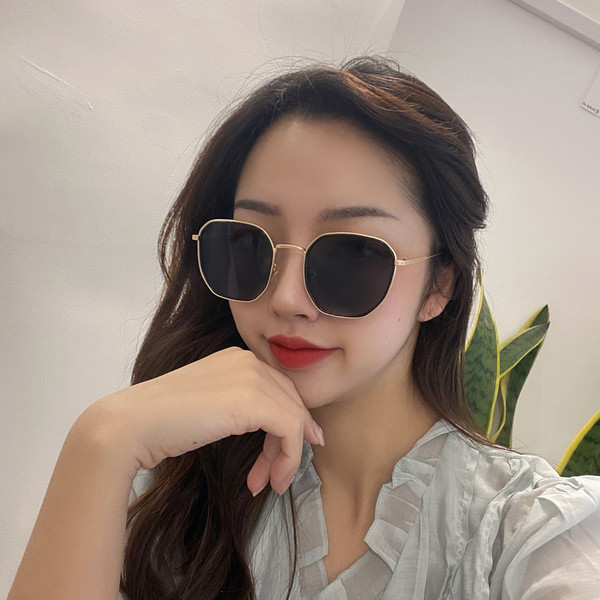 Elegantne ženske sunčane naočale kvadratnog oblika