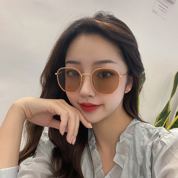 Elegantne ženske sunčane naočale kvadratnog oblika