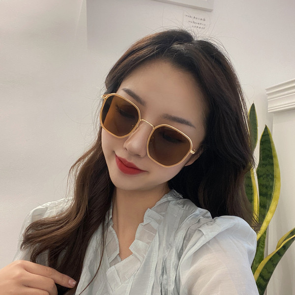 Elegantne ženske sunčane naočale kvadratnog oblika