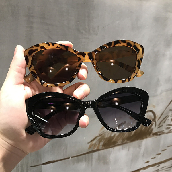 Актуални дамски слънчеви очила с животински принт