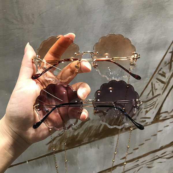 Дамски модерни слънчеви очила с метален елемент