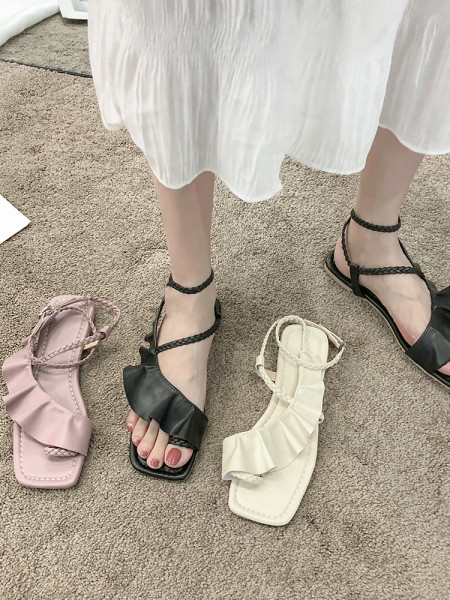 Нов модел дамски сандали от еко кожа с тънки каишки и къдри