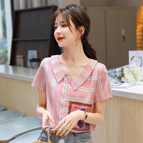 Ежедневна дамска риза с апликация и къси ръкави