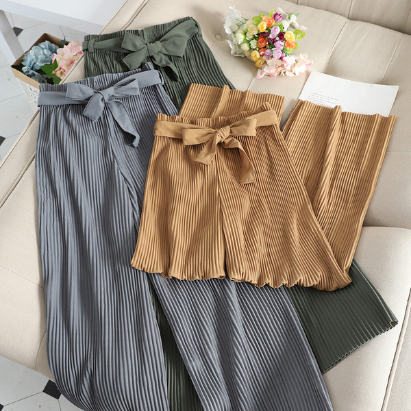 Плисирани дамски панталони с колан 