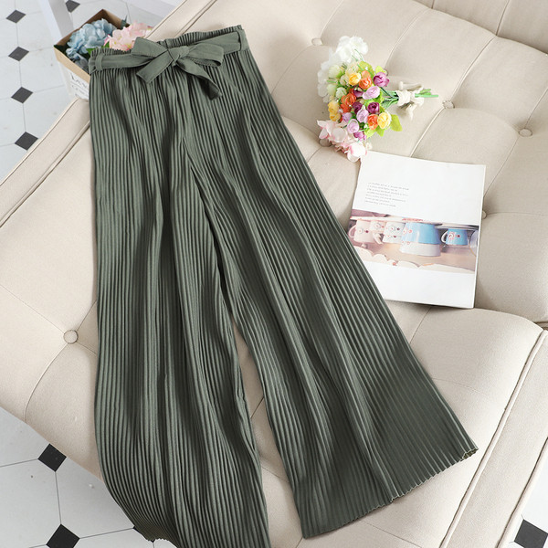 Плисирани дамски панталони с колан 