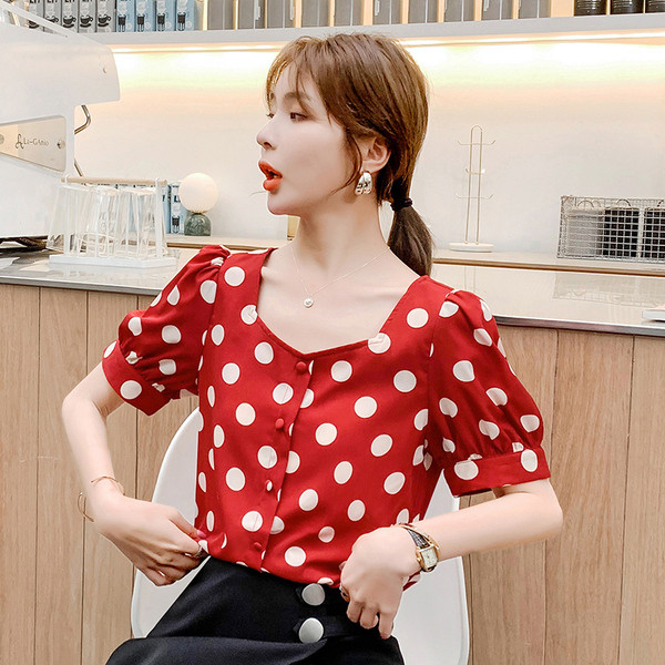 Дамска риза на точки с буфан ръкави и копчета