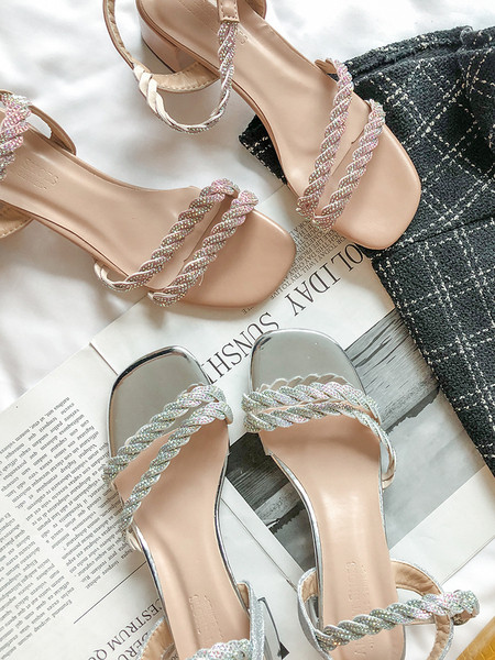 Стилни дамски сандали с лъскав ефект и дебел ток