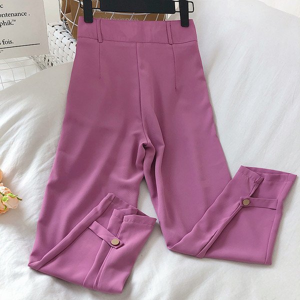 Модерни дамски панталони с изрязани части и копчета 