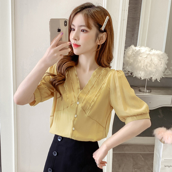 Нов модел дамска риза с V-образно деколте и широки ръкави