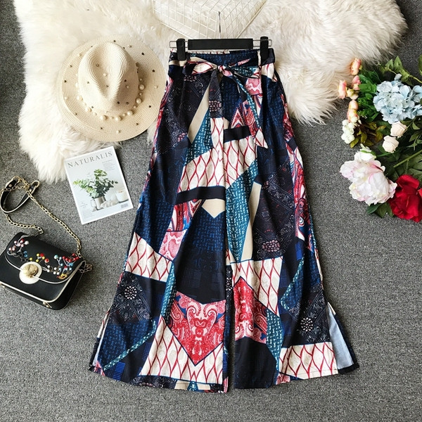 Шарен дамски панталон с висока талия и колан 