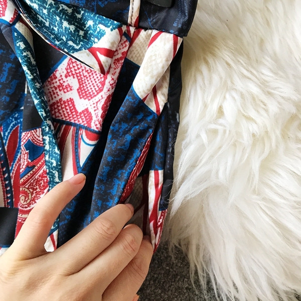 Шарен дамски панталон с висока талия и колан 