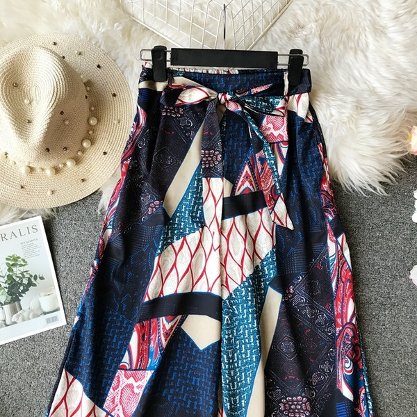 Шарен дамски панталон с висока талия и колан 