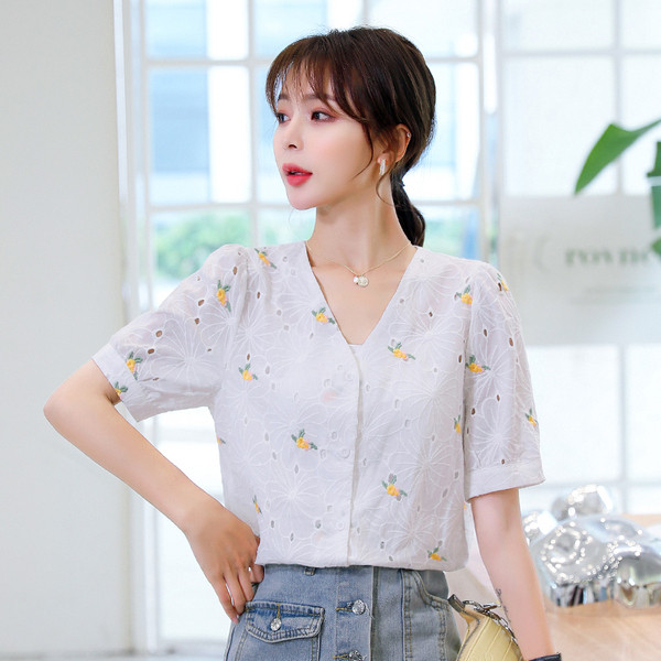 Ежедневна дамска риза с V-образно деколте и бродерия