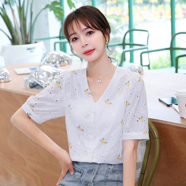 Ежедневна дамска риза с V-образно деколте и бродерия