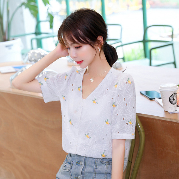 Ежедневна дамска риза с V-образно деколте и бродерия