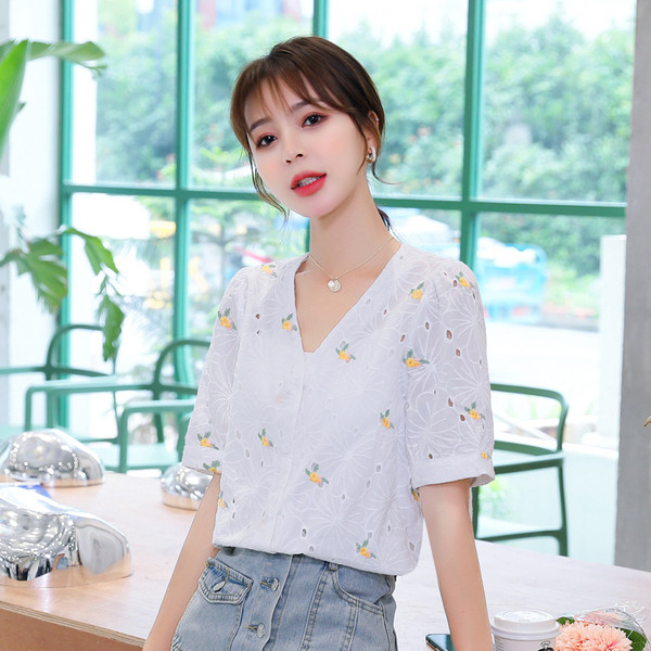 Ежедневна дамска риза с V-образно деколте и бродерия