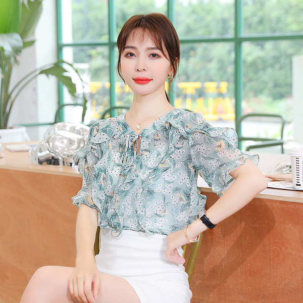 Модерна дамска риза с флорални мотиви и шпиц деколте