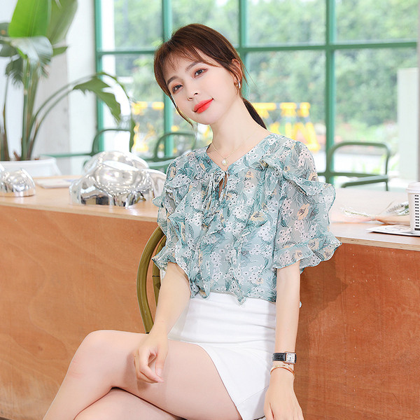 Модерна дамска риза с флорални мотиви и шпиц деколте